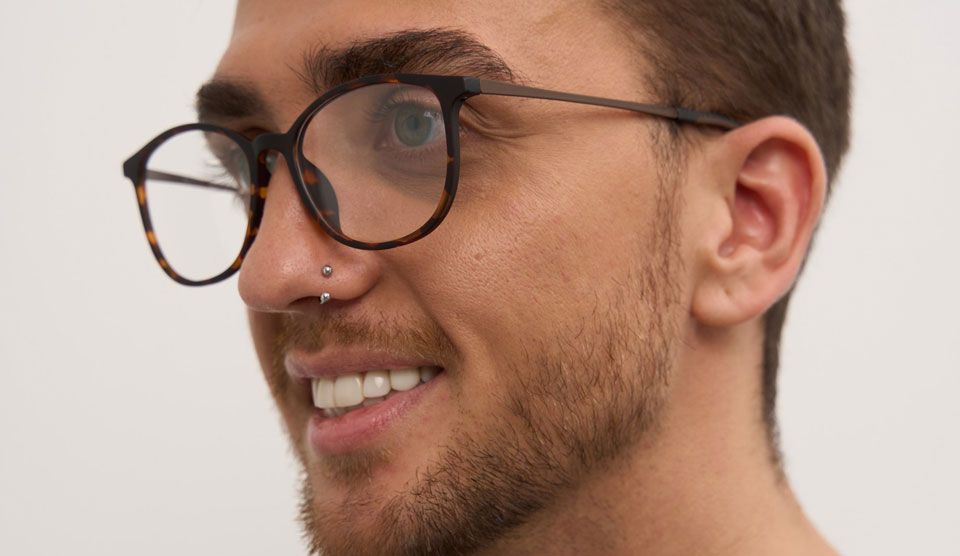 Какие линзы для очков лучше — пластик или стекло?