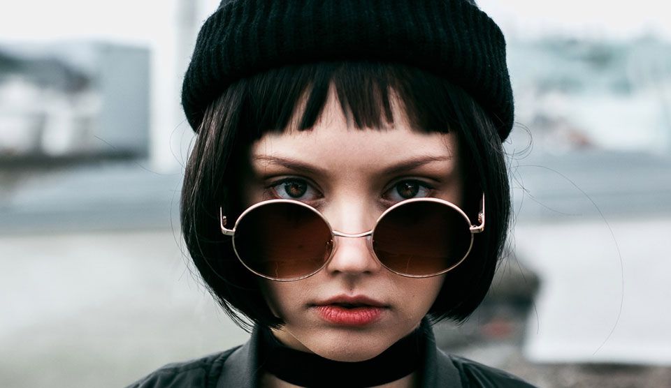Оправы и головные уборы: какие и с чем носить?