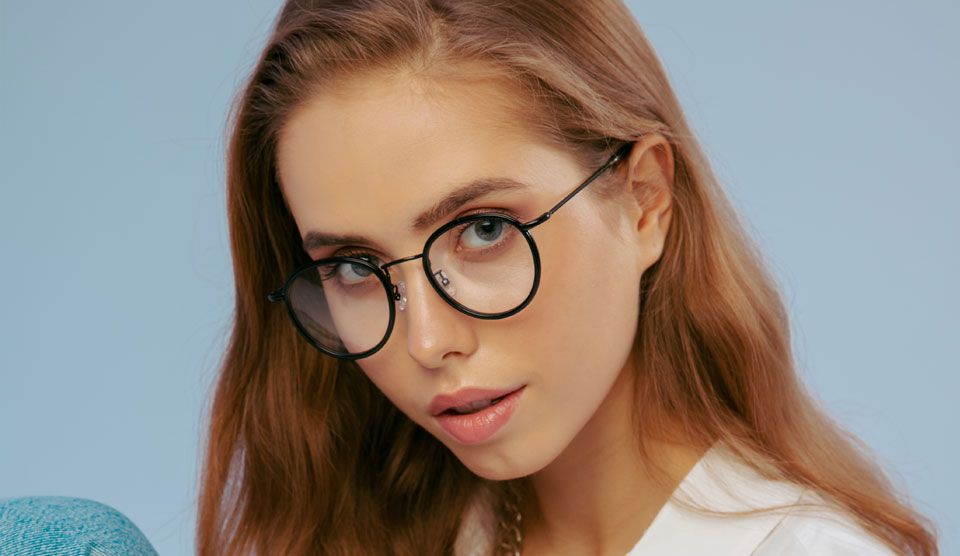 Какие линзы лучше выбрать — с антибликом или без?